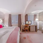 Central, & Lounge Bar Hotel