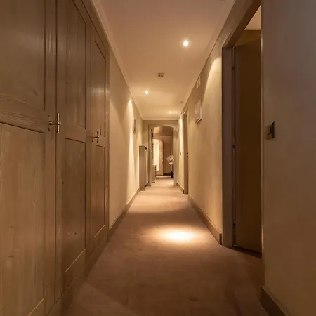 Отель Central, & Lounge Bar Кран-Монтана