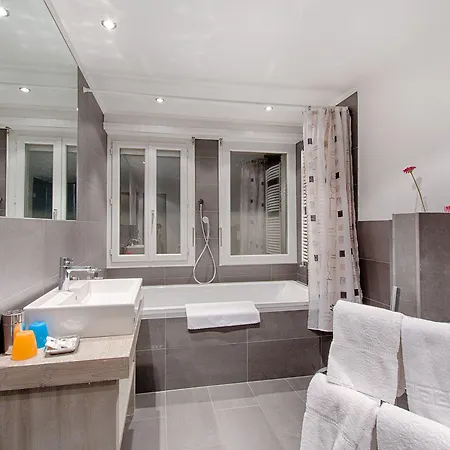 Central, & Lounge Bar Hotel 3*