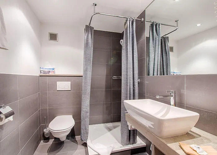 Hotel Central, & Lounge Bar