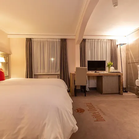 Central, & Lounge Bar