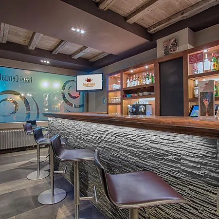 Central, & Lounge Bar 3*